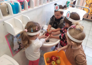 Dziewczynki myją jabłka